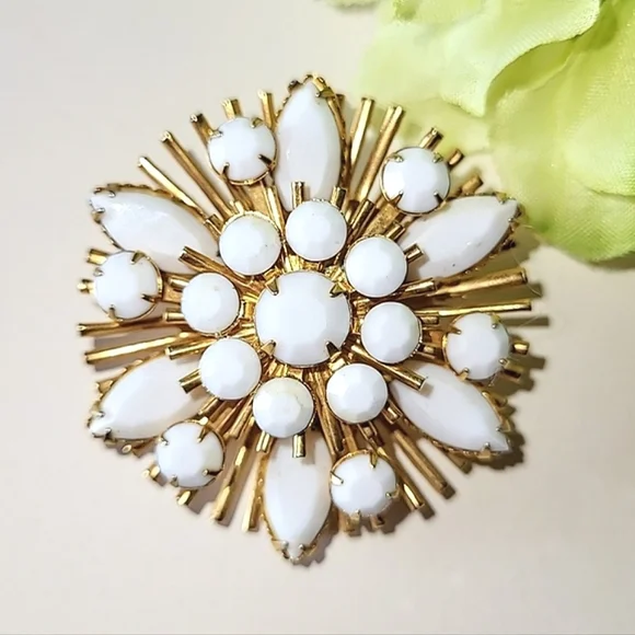 MILK GLASS ATOMIC SUNBURST PIN BROOCH - FACETED STONES - Picture 6 of 6